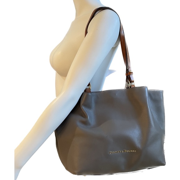 ❤️Dooney and Bourke EUC tote bag. - Picture 3 of 16